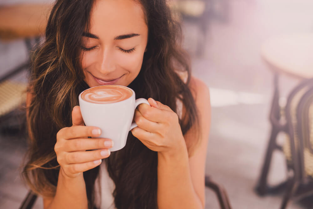 Mujer tomando café.