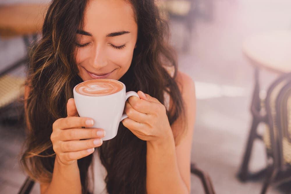 Femme buvant du café.