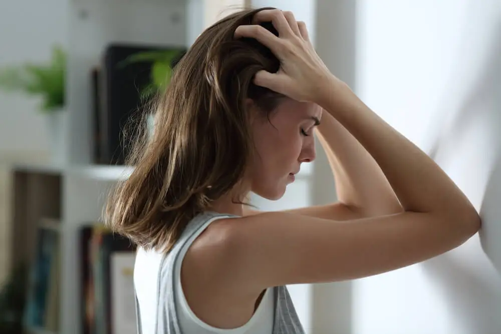 Femme anxieuse pendant le week-end.
