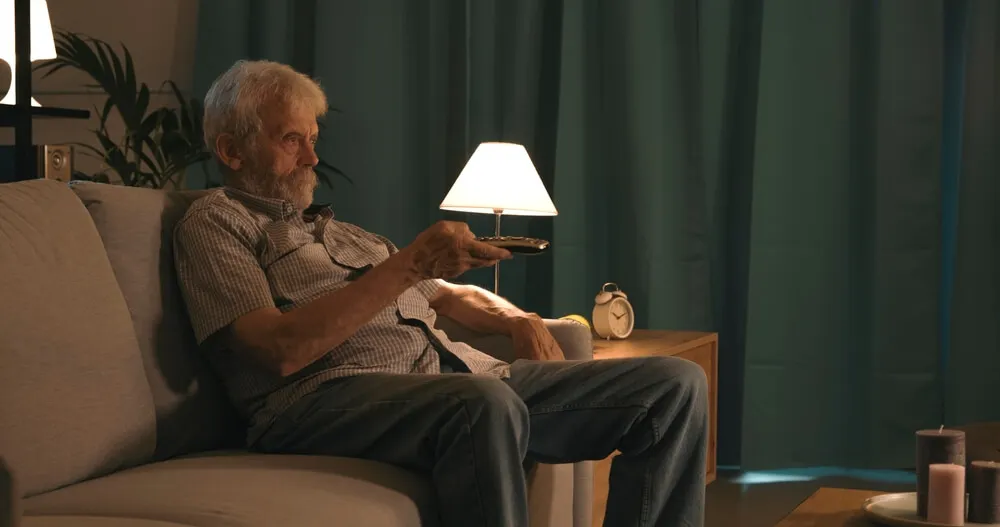 Personne âgée regardant la télévision.