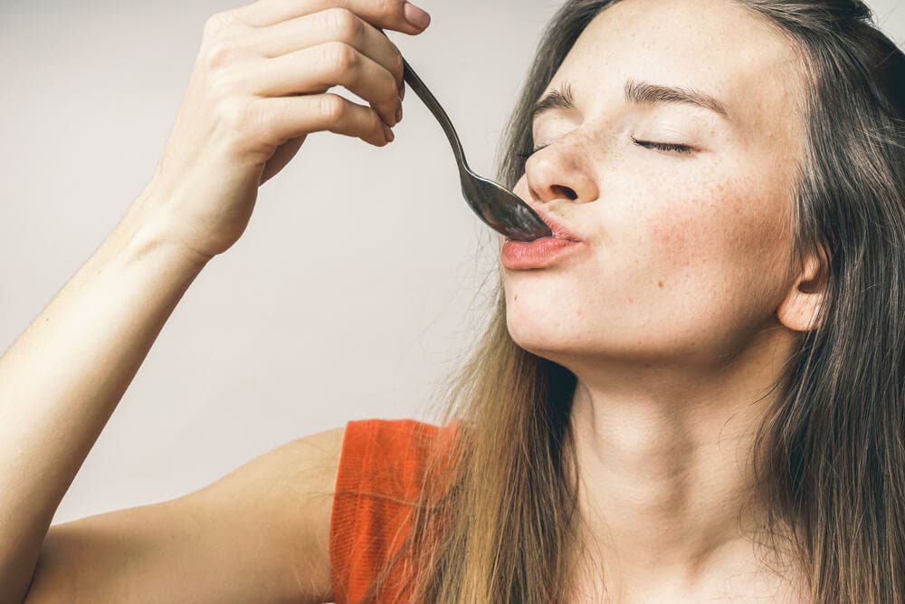 Femme appréciant un repas.