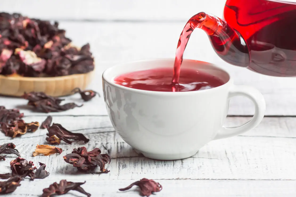 Té de flor de cayena para el cabello.