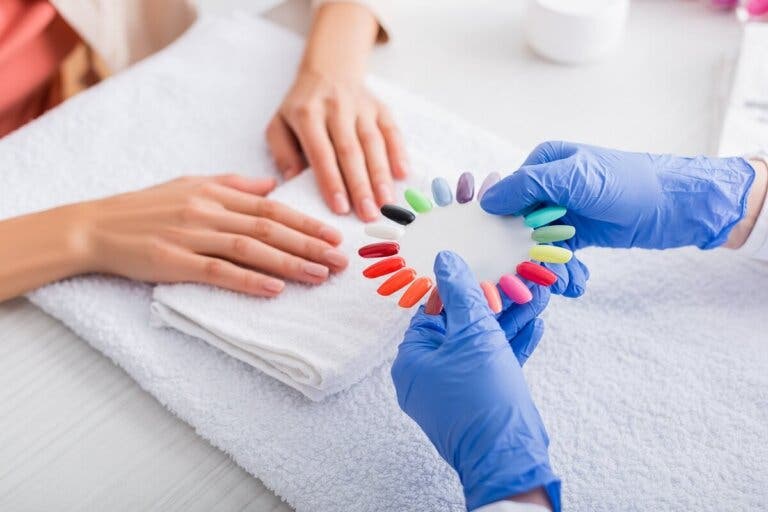 Uñas 'press-on': qué son, ventajas y desventajas