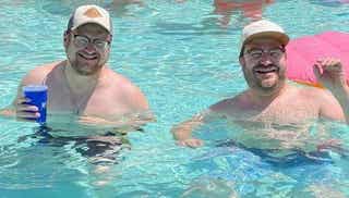 Hombre cuenta la historia de cómo encontró a su "doble" en una piscina, ¿separados al nacer?