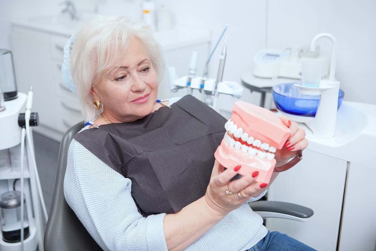 Kvinde ved tandlæge med model af mund