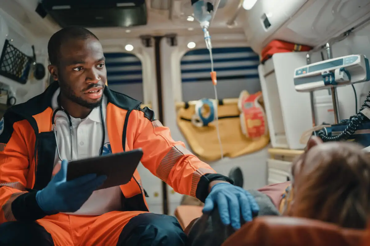 L'ambulance doit disposer de ce qui est nécessaire pour maintenir la stabilité du patient lors de son transport à l'hôpital.