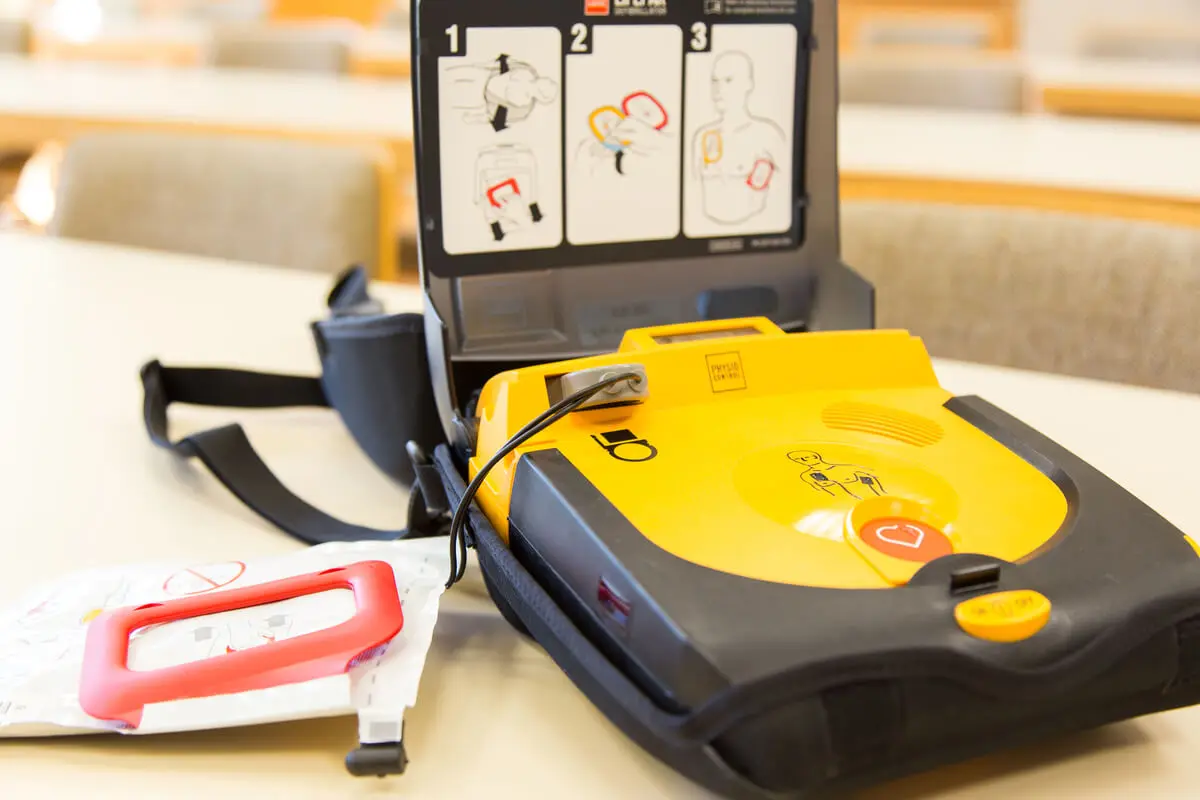 Le défibrillateur est indispensable en cas d'urgence cardiorespiratoire.