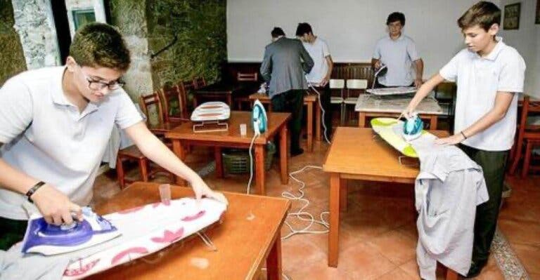Gran iniciativa contra la desigualdad de género: colegio enseña a sus alumnos a practicar labores del hogar