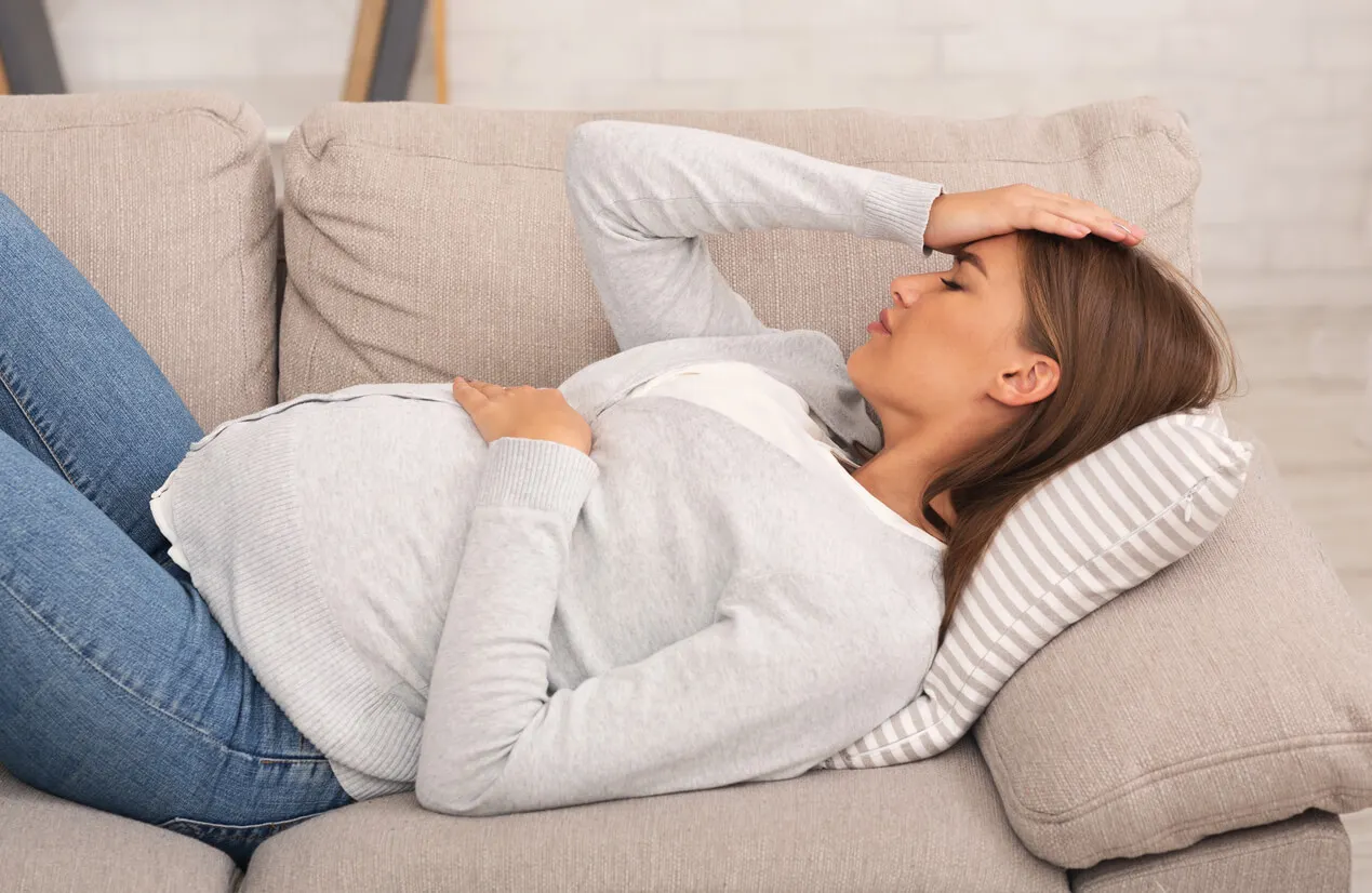 Interkostalneuralgie - Frau liegt auf dem Sofa