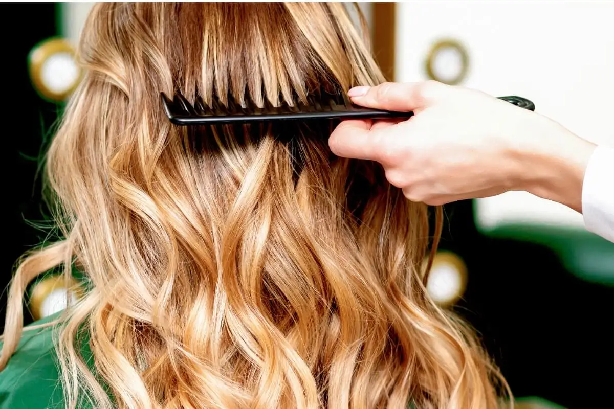 Estilista hace corte mariposa.