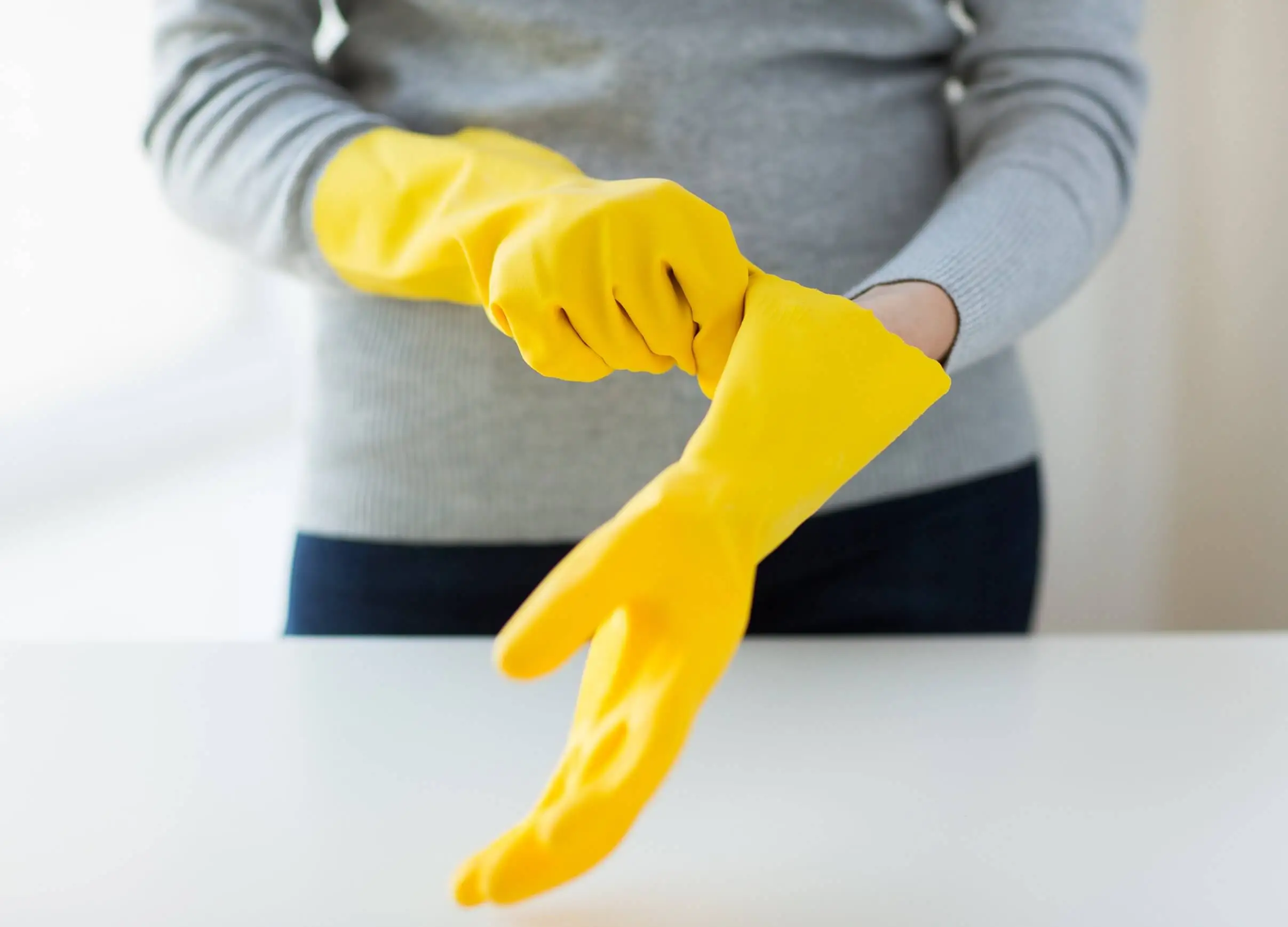Guantes para limpar manchas de resina de la ropa.