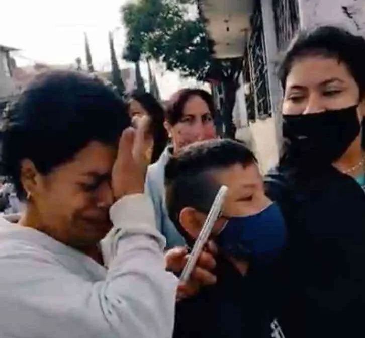 Les larmes de la mère à l'entrée de l'enfant à l école.