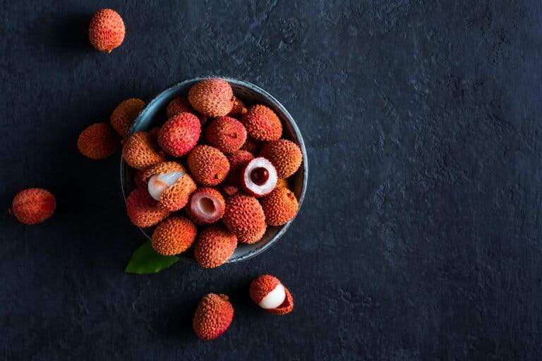 Lichi: propiedades nutricionales, beneficios y contraindicaciones