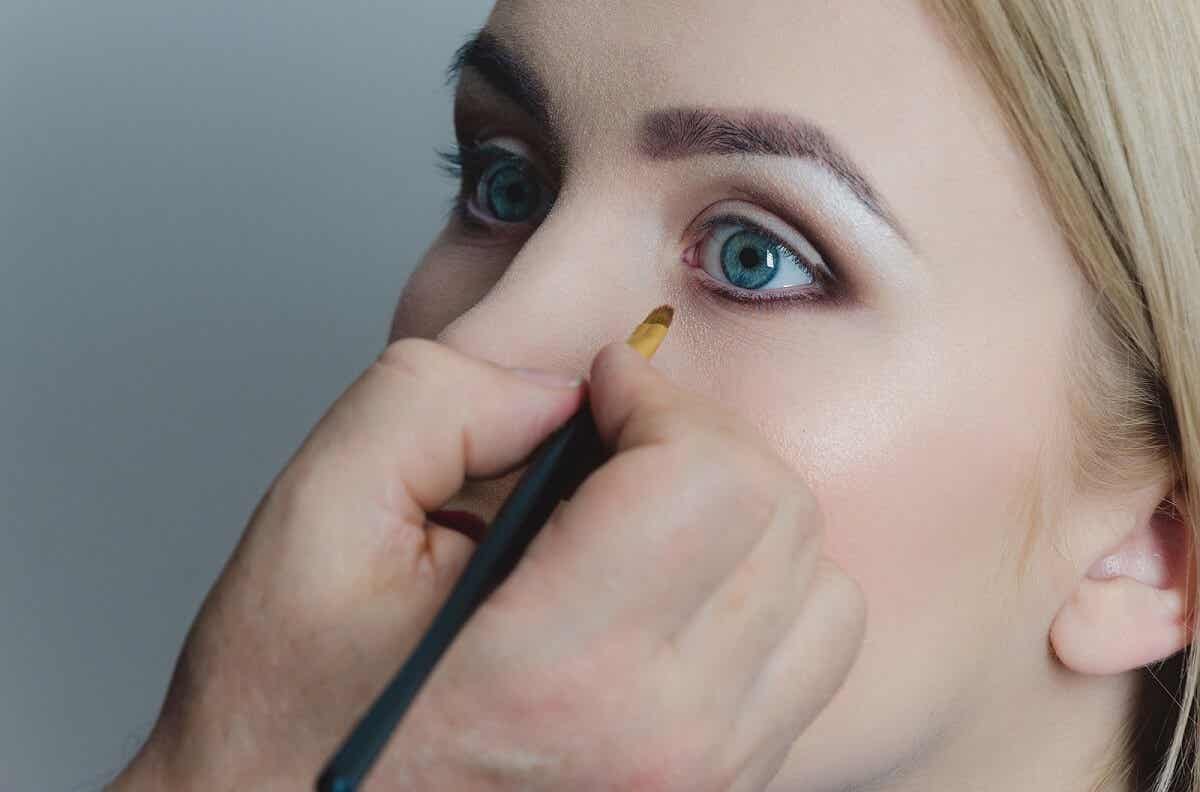 Dot-Eyeliner - Frau bekommt ein Augen-Make-up