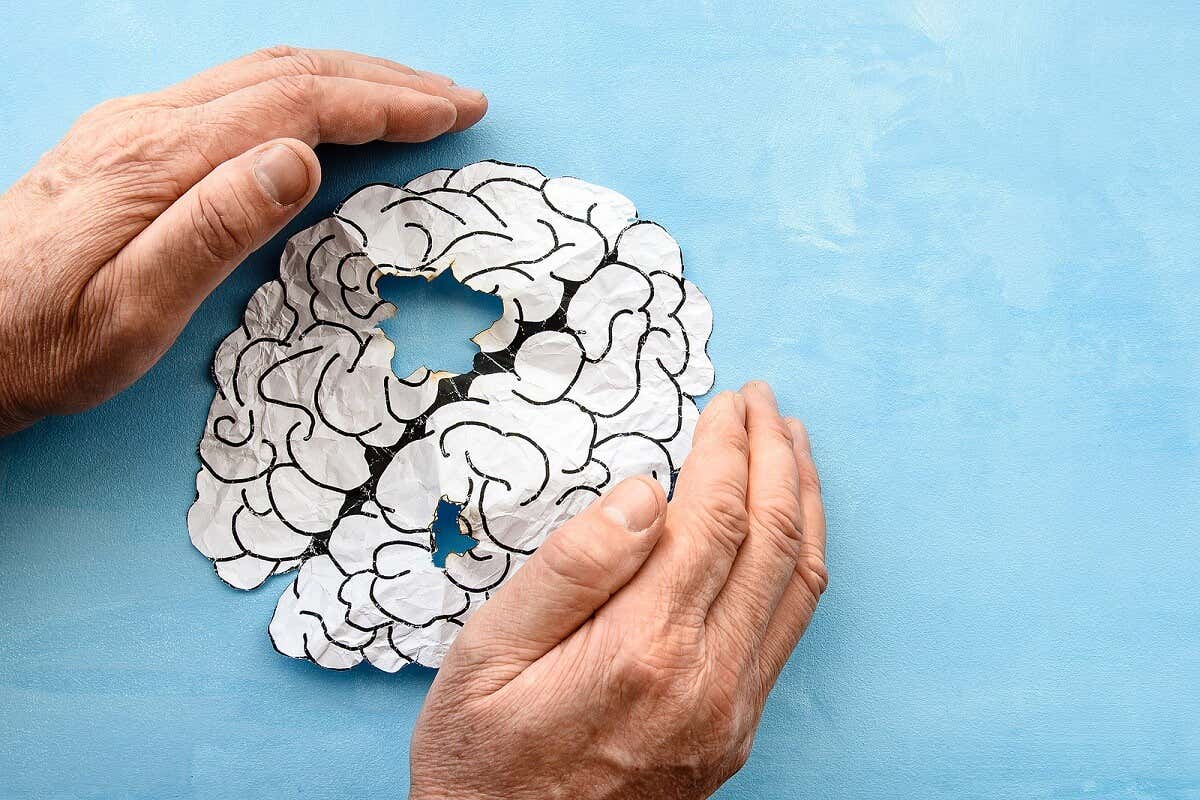Papierowy mózg z dziurami