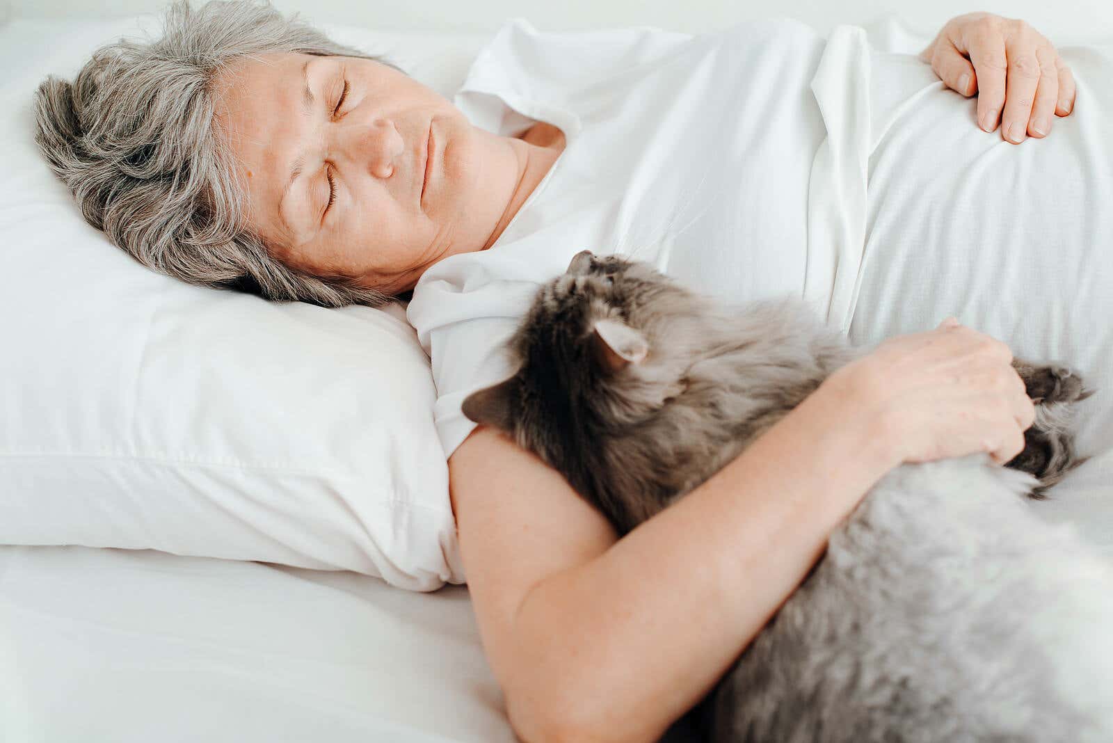 Kobieta decyduje się na spanie z kotem