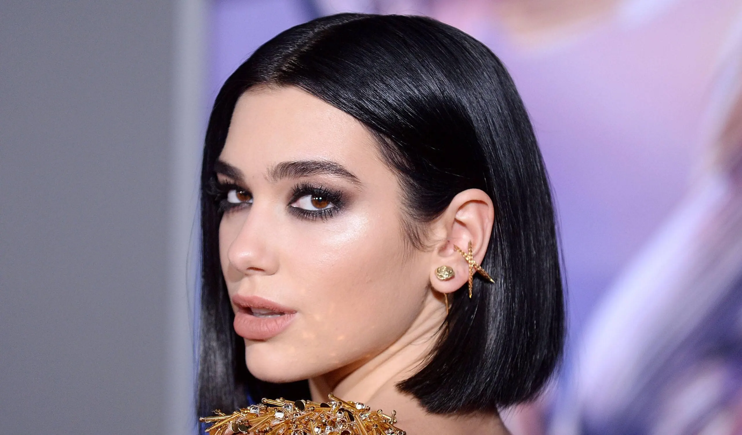 Cabello negro azabache.