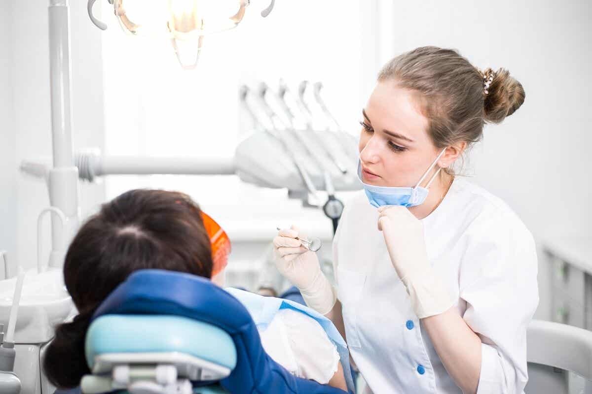 Soins dentaires par le dentiste pédiatrique chez les enfants présentant une fente labiale