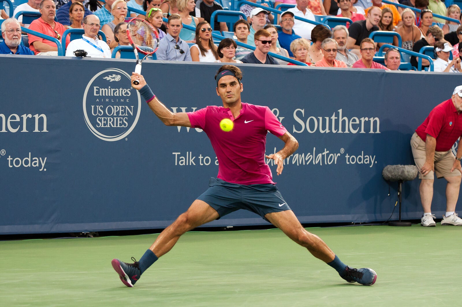 Roger Federer bei einer Vorhand 