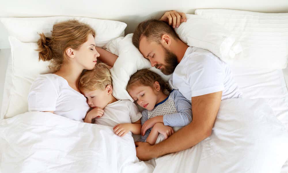 Dzieci śpiące z rodzicami.