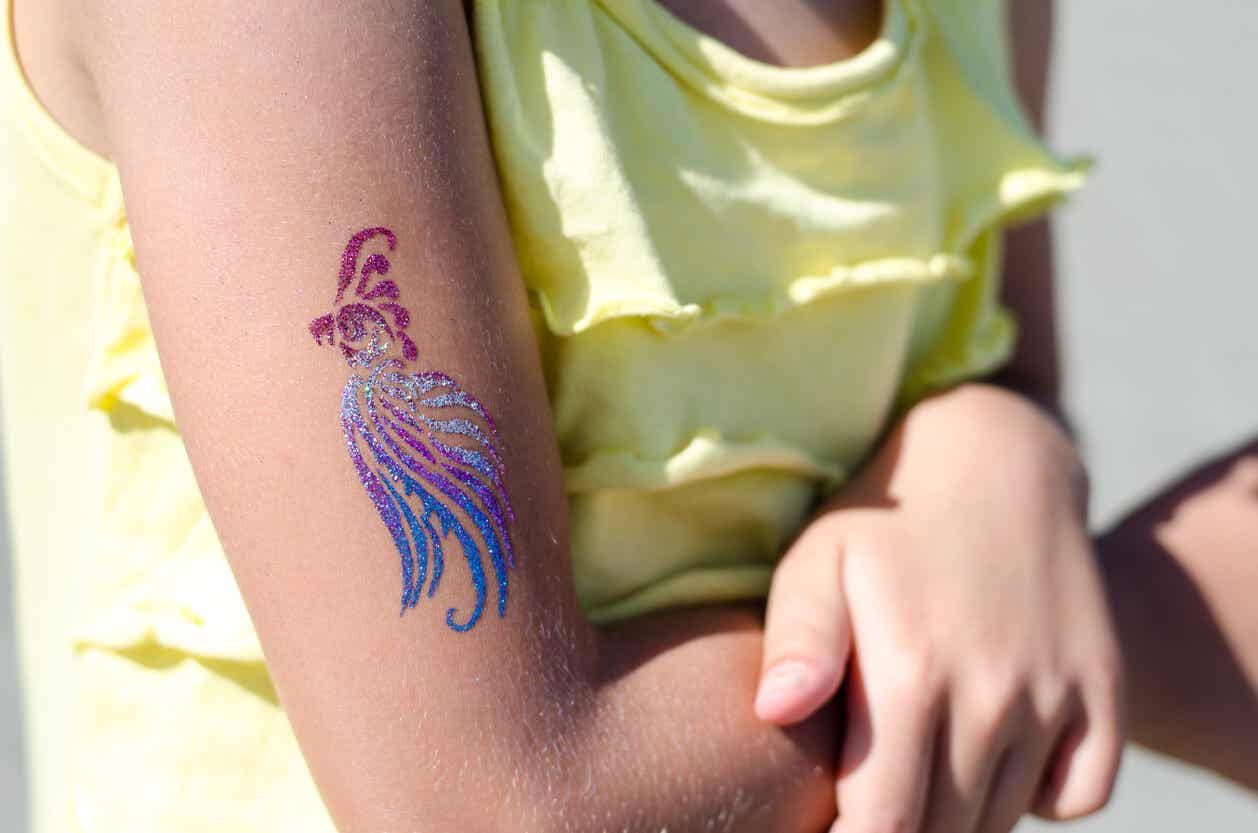 Tatuaje temporal en brazo de niña.