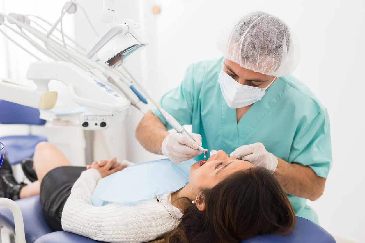 Lokalanästhesie in der Zahnmedizin - Frau beim Zahnarzt