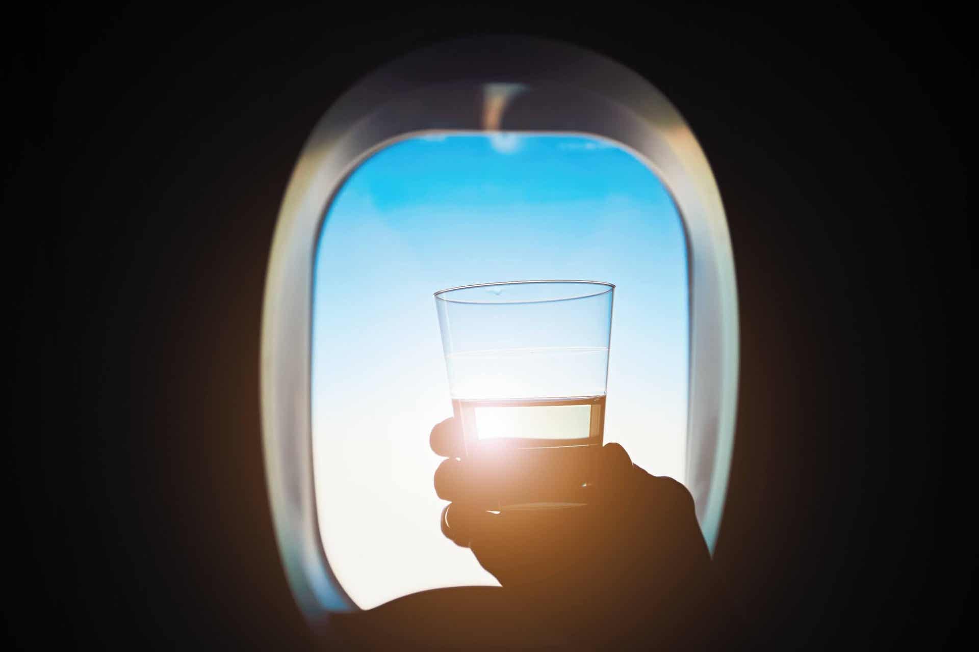 Hidratación en el avión para evitar el jet lag.
