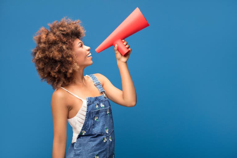 La voz de la mujer cambia con el ciclo menstrual, ¿lo sabías?