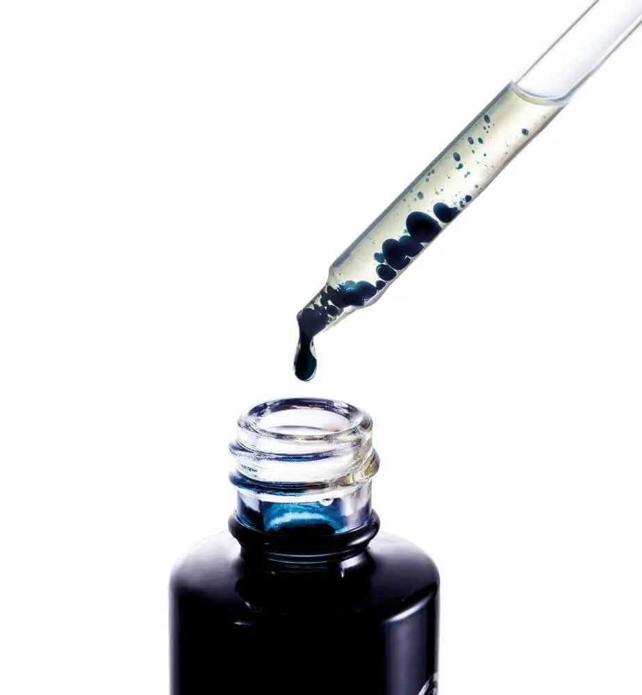 Melatonin-Seren - blaues Serum in einer Pipette
