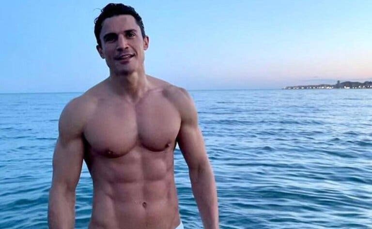 4 ejercicios para conseguir los pectorales de Álex González