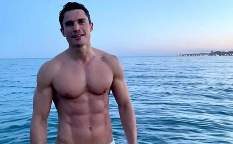 4 ejercicios para conseguir los pectorales de Álex González