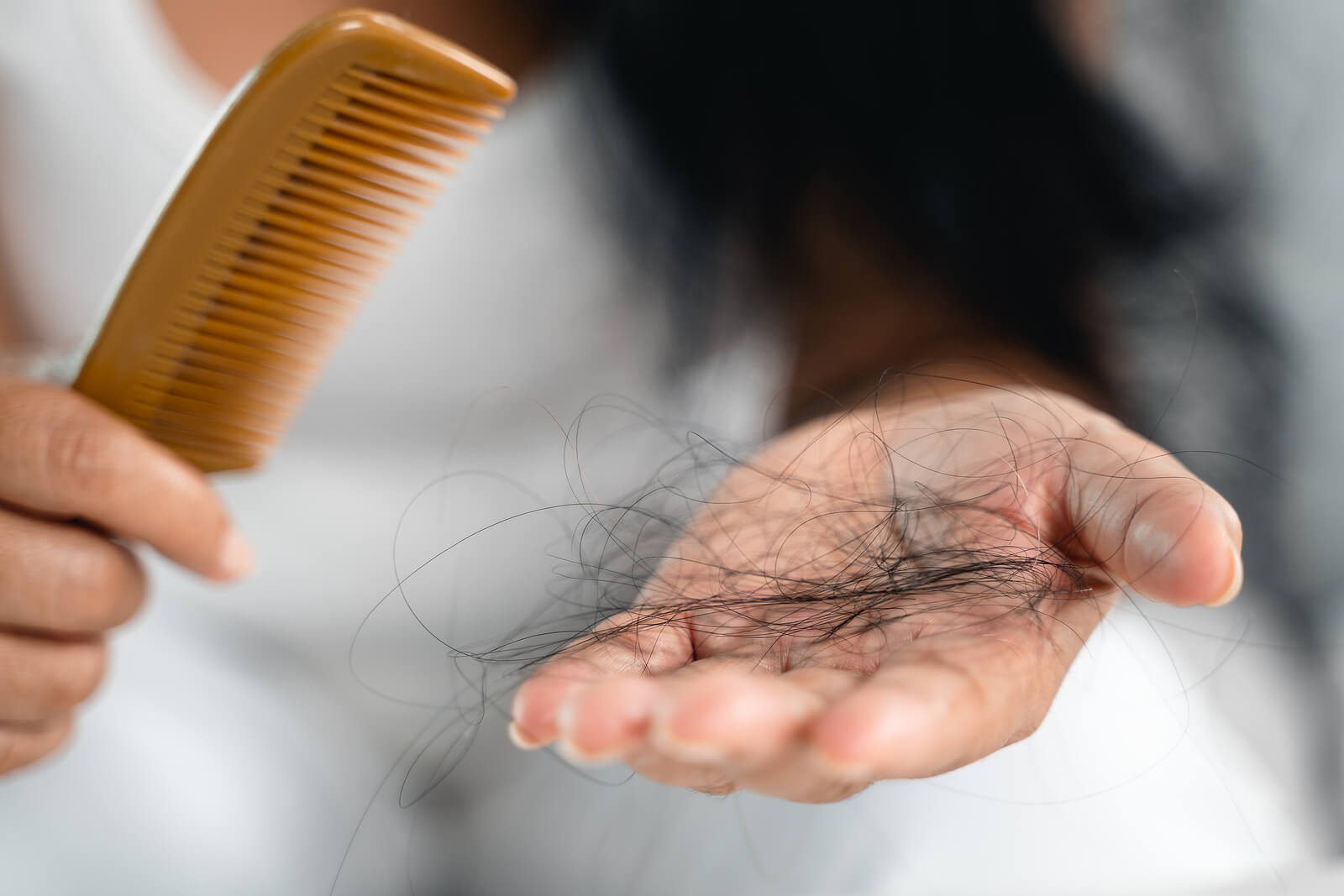 Haarpflege im Herbst - ein Hand voller Haare