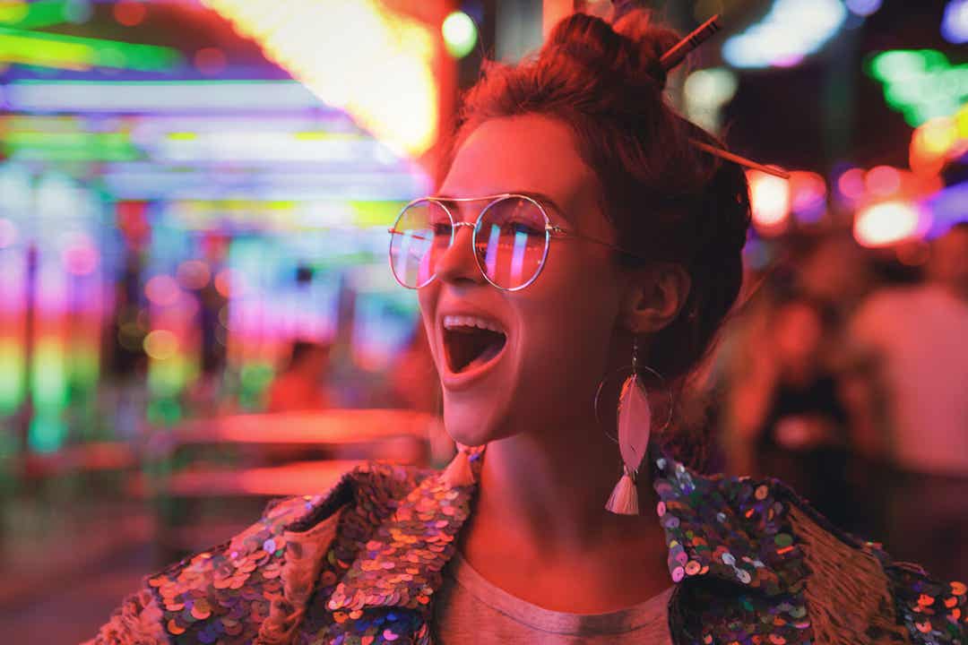 7 Dicas Para Decorar Sua Casa Com Luzes De Neon 3 Rua com lojas com luzes de neon.