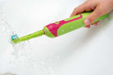 ¿Cómo se limpia un cepillo de dientes eléctrico?
