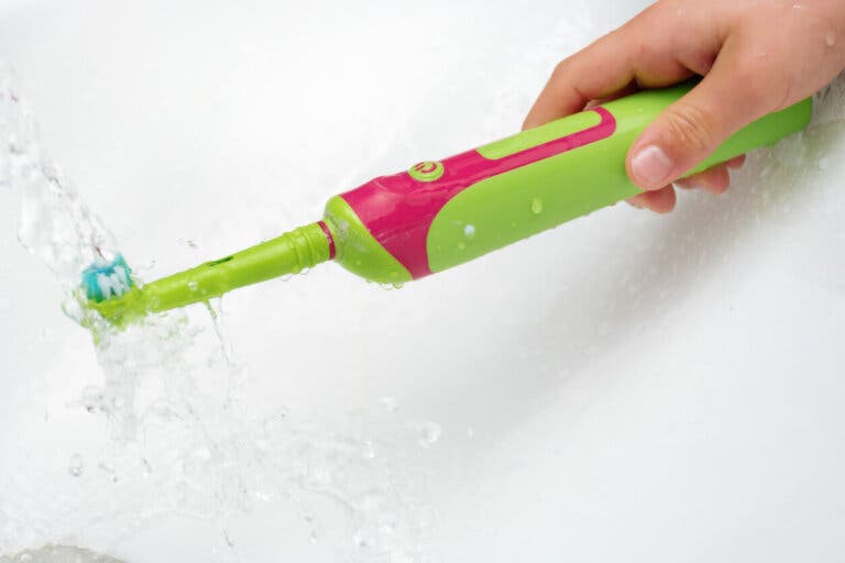 ¿Cómo se limpia un cepillo de dientes eléctrico?