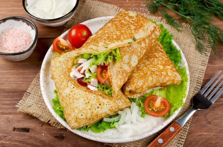 Receta fácil y saludable de crepes con pollo y vegetales