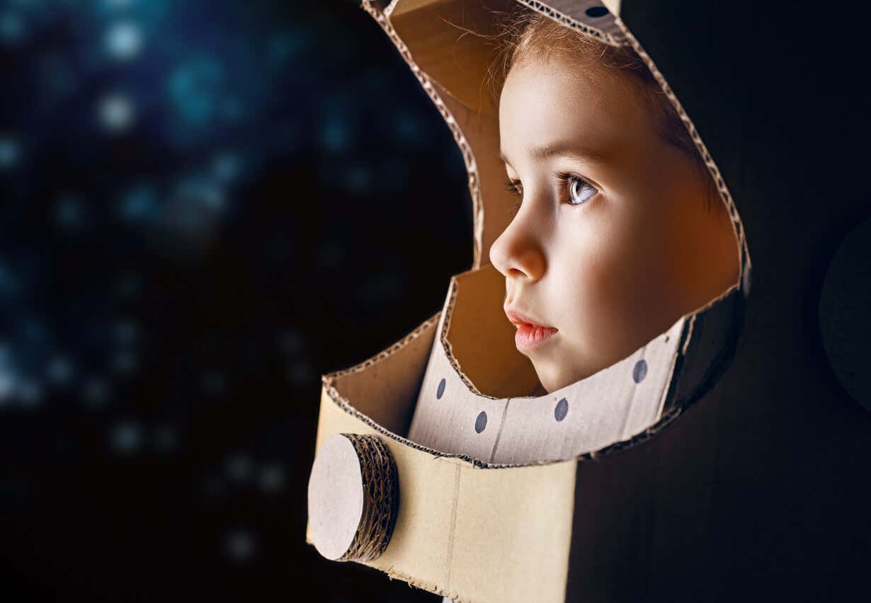 Niño con disfraz astronauta.