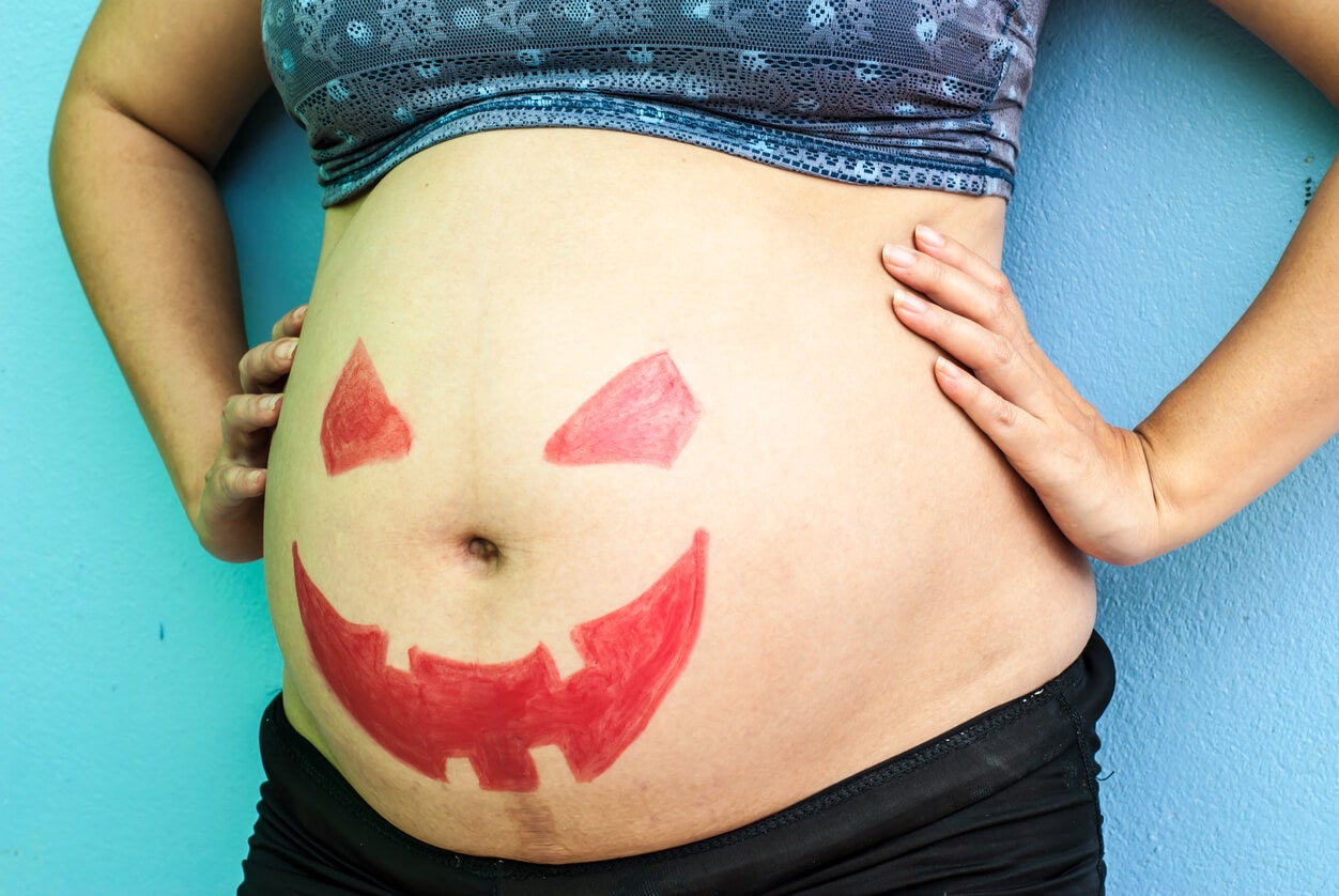 Maquillaje de Halloween en la panza embarazada.