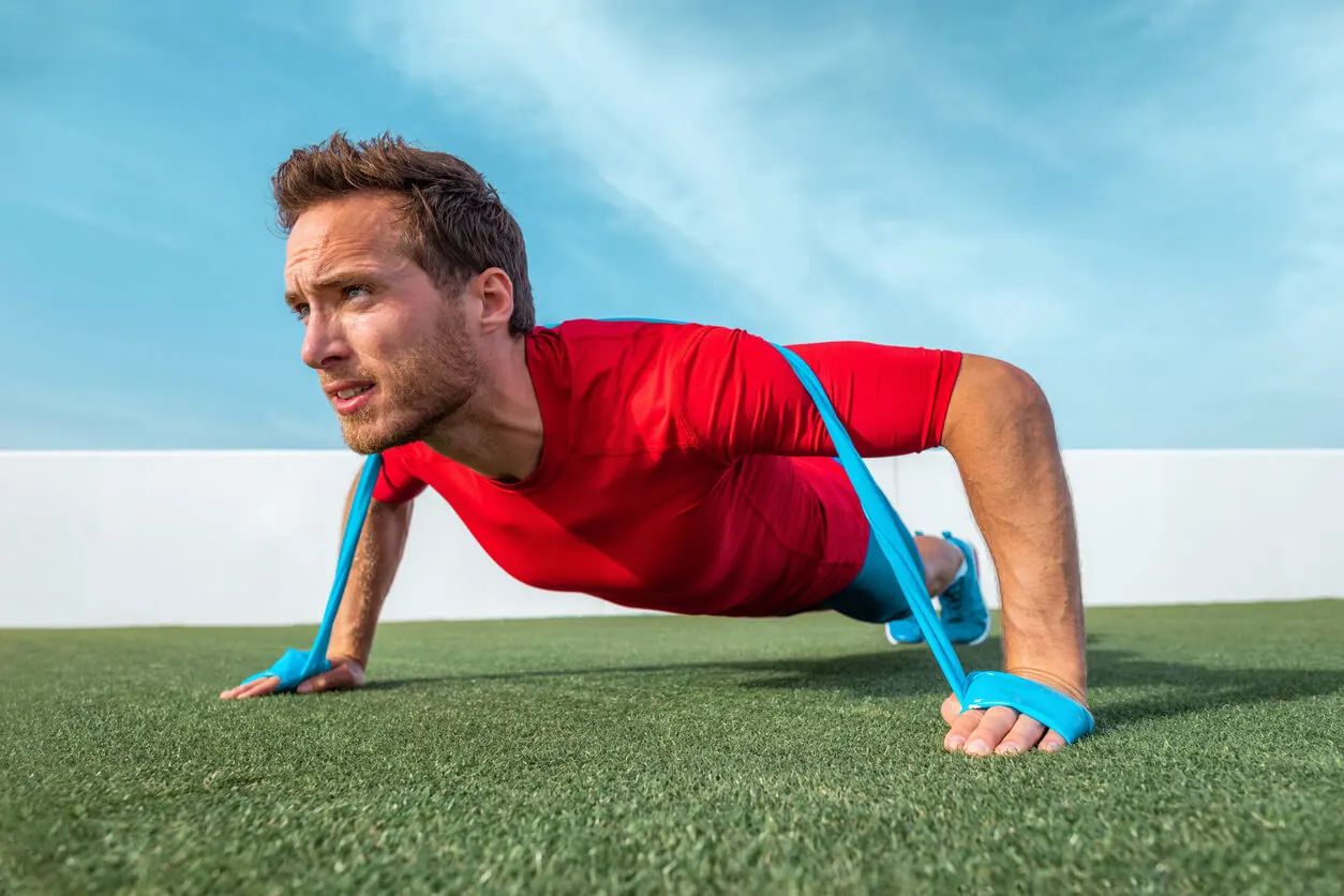 Flexiones con bandas elásticas.