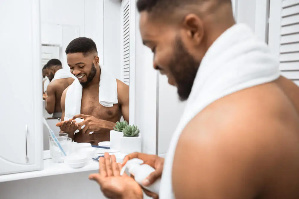 Melatonin-Seren - Mann im Badezimmer