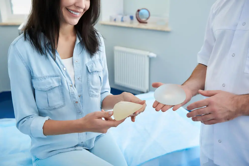 Mujer en consulta para una mamoplastia de aumento.