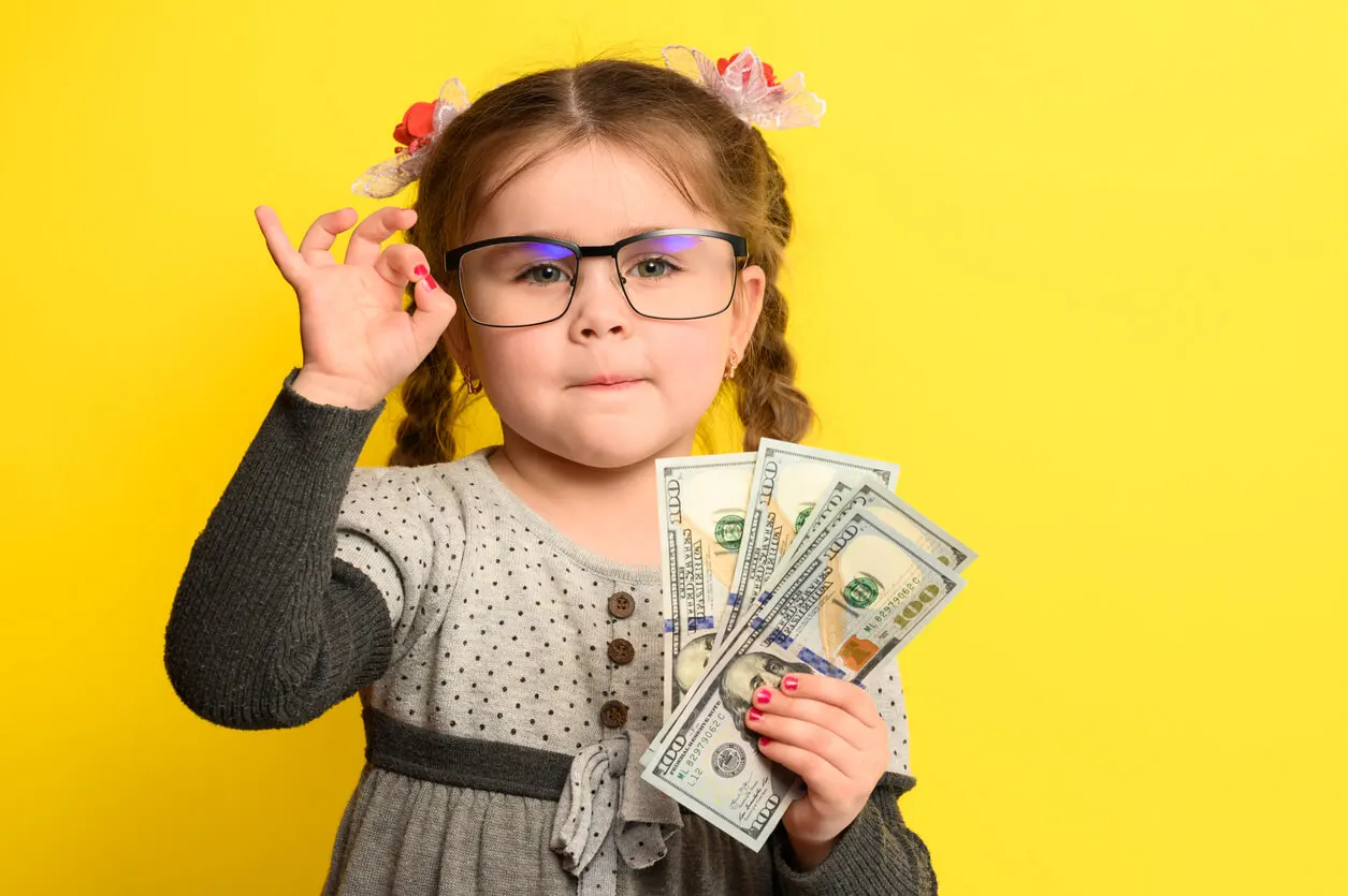 Niña con dinero para administrar.