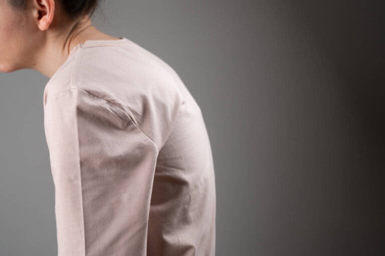 ¿Qué es la cifosis y por qué ocurre? 6 consejos para tratarla