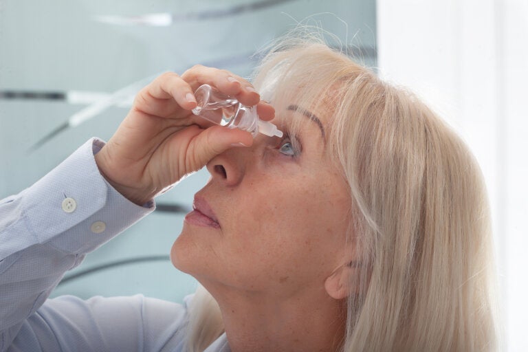 Lágrimas artificiales contra los ojos secos: ¿cómo se usan?