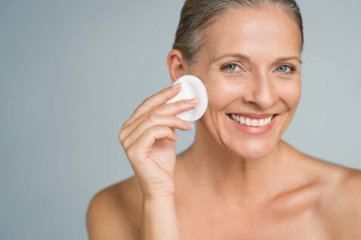 Savez-vous comment retirer correctement la crème solaire de la peau ?
