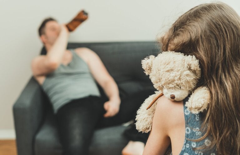 ¿Por qué no deberías beber alcohol frente a tus hijos?