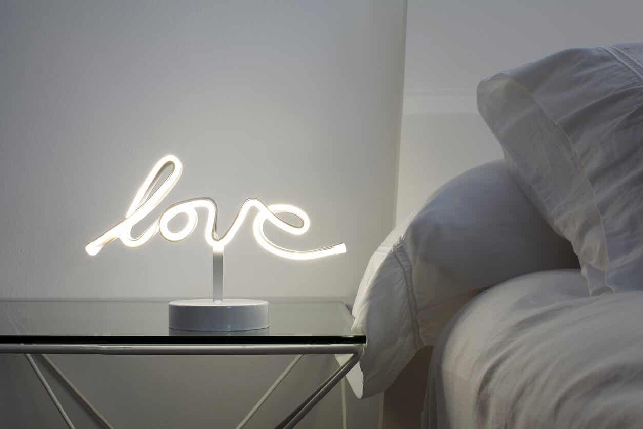 Dekoration mit Neonlicht - neben dem Bett
