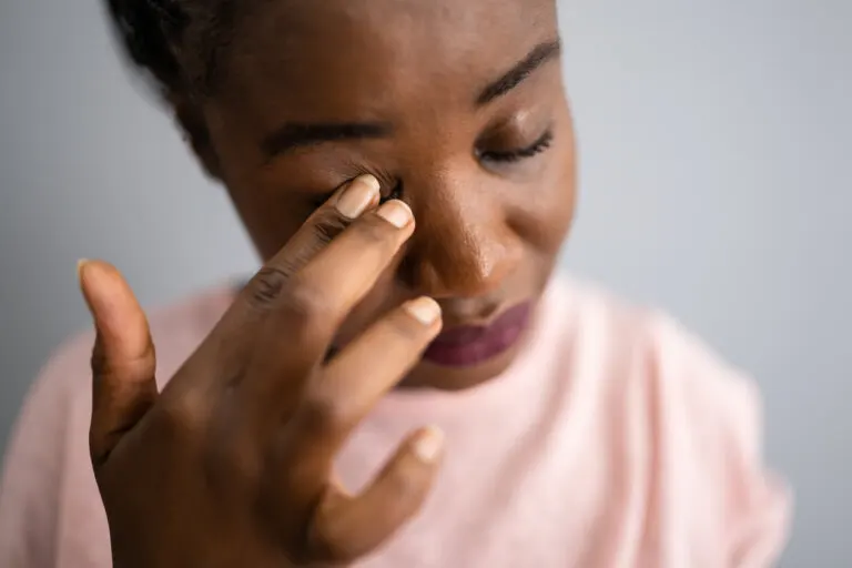 Qué es un pliegue macular: síntomas, causas y tratamientos