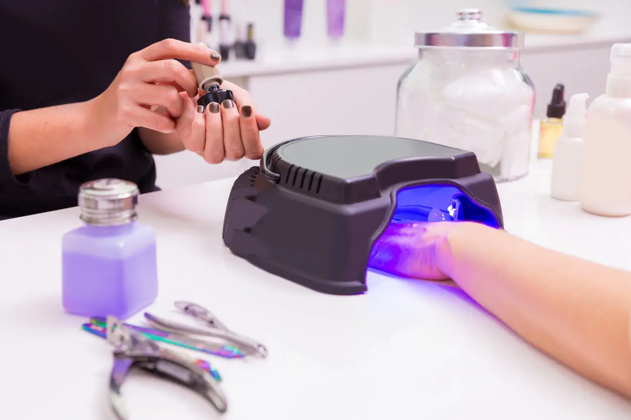 Secador de uñas en un salón de belleza.