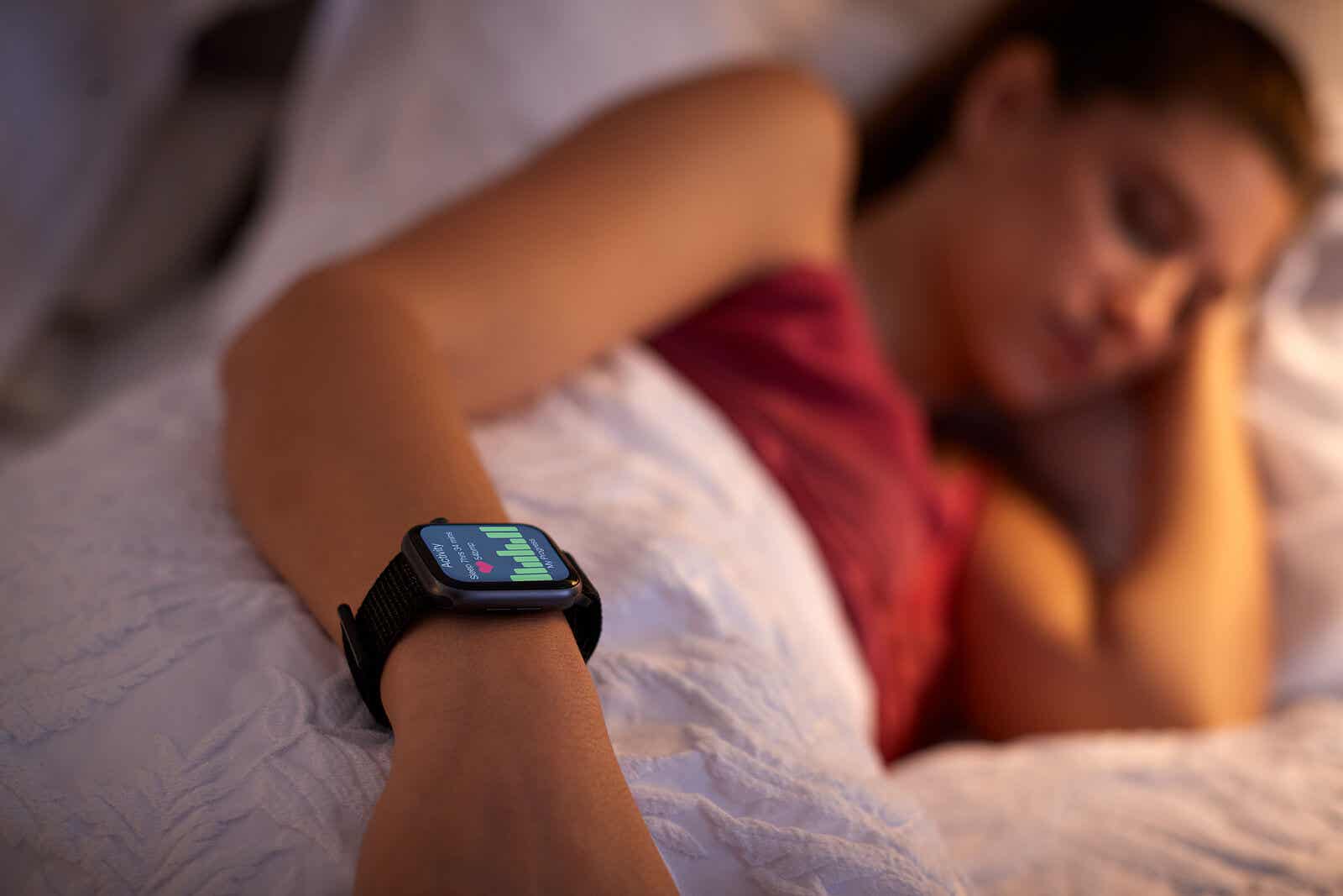 Mujer usando un smart watch para medir su descanso.